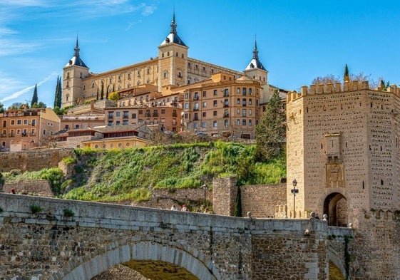 Der Alcázar-Palast über der Stadt mit seinen Verteidigungsmauern und Türmen.