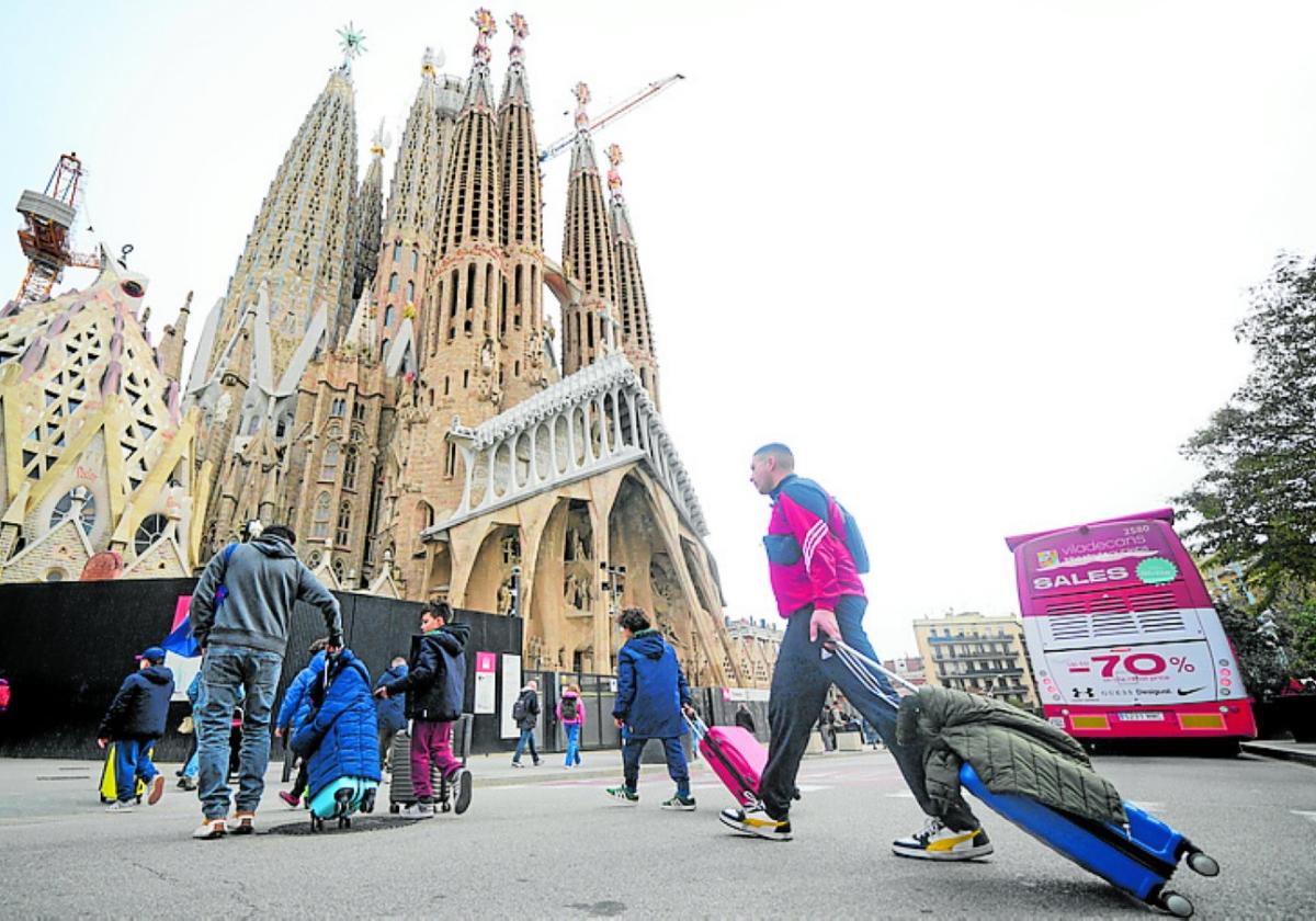 Touristen vor der Sagrada Familia in Barcelona.