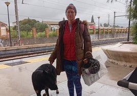 Donata Jurgaityte mit Gipsy am Bahnsteig des Nahverkehrszugs.