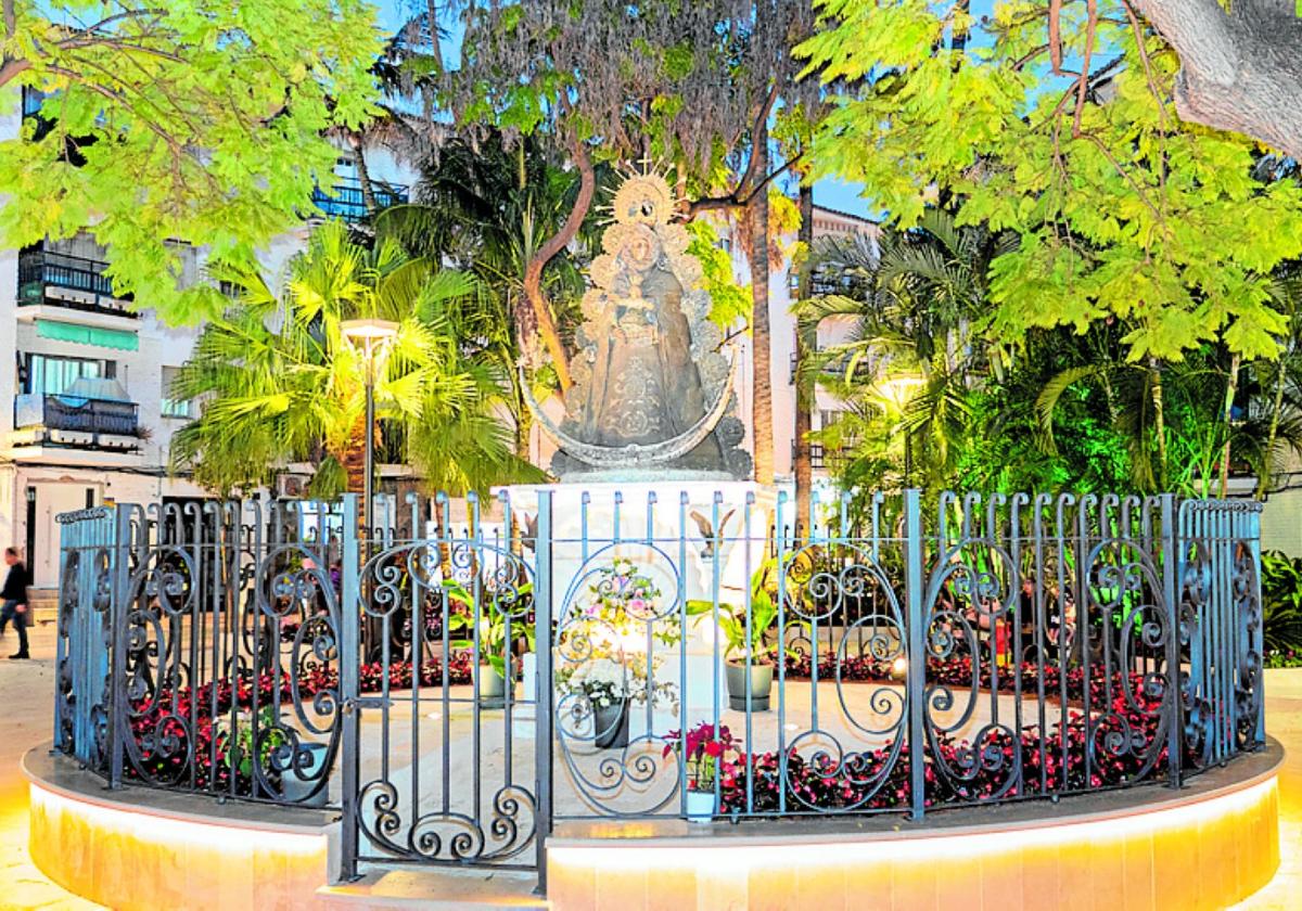 Plaza Virgen del Rocío in den Abendstunden.