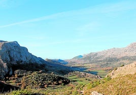 qPanoramablick.Auf den Wanderwegen kann man spektakuläre Berglandschaften genießen.