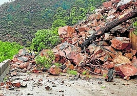 Der Felssturz auf der A-397 nach den Regenfällen vom Samstag.