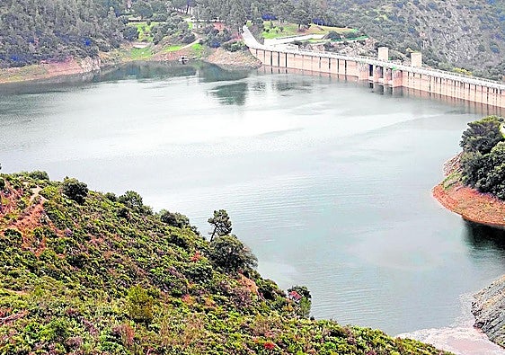 Der Concepción-Stausee bei Marbella ist seit Freitag so voll, dass Wasser abgelassen werden muss
