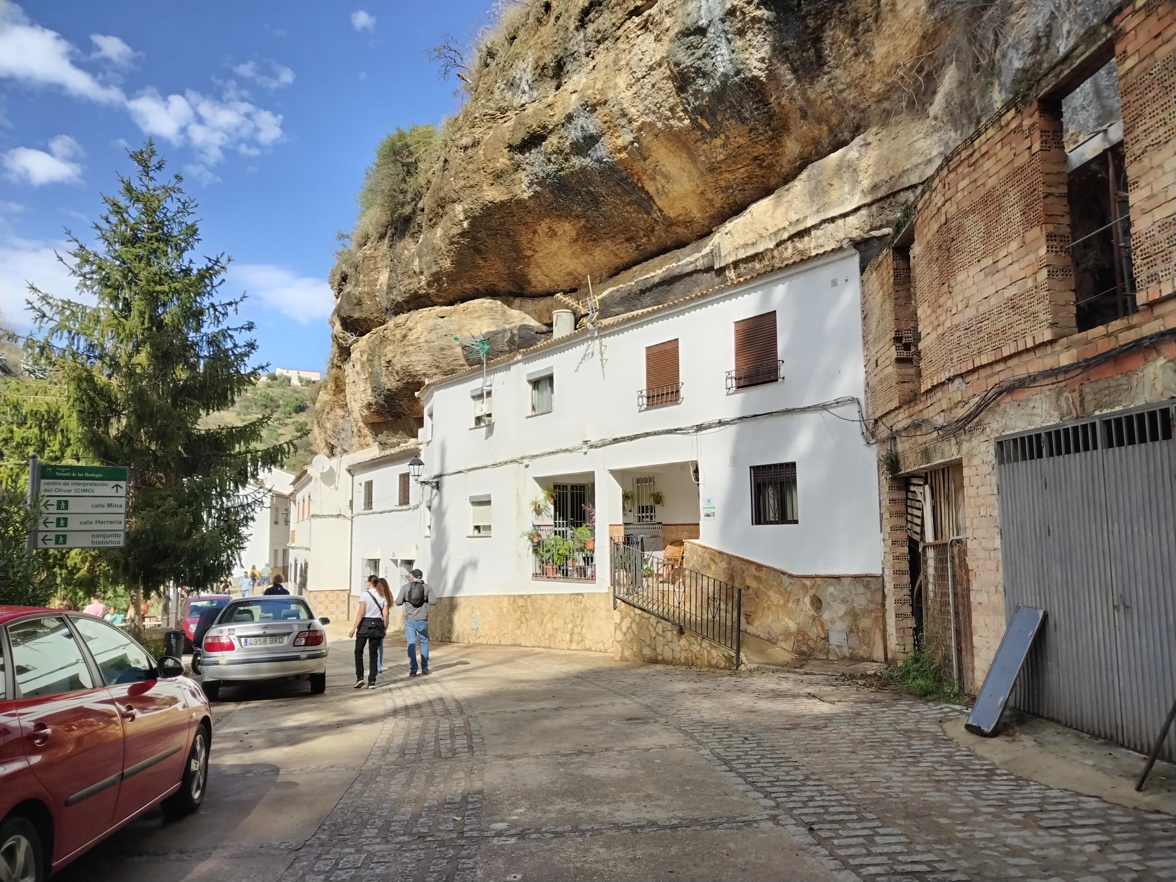 In der Calle Jabonerías schmiegen sich einfache Wohnhäuser an die Felsen.