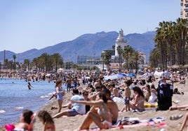 Horden von Menschen genießen einen Strandtag am Malagueta-Strand in der Provinzhaupstadt.