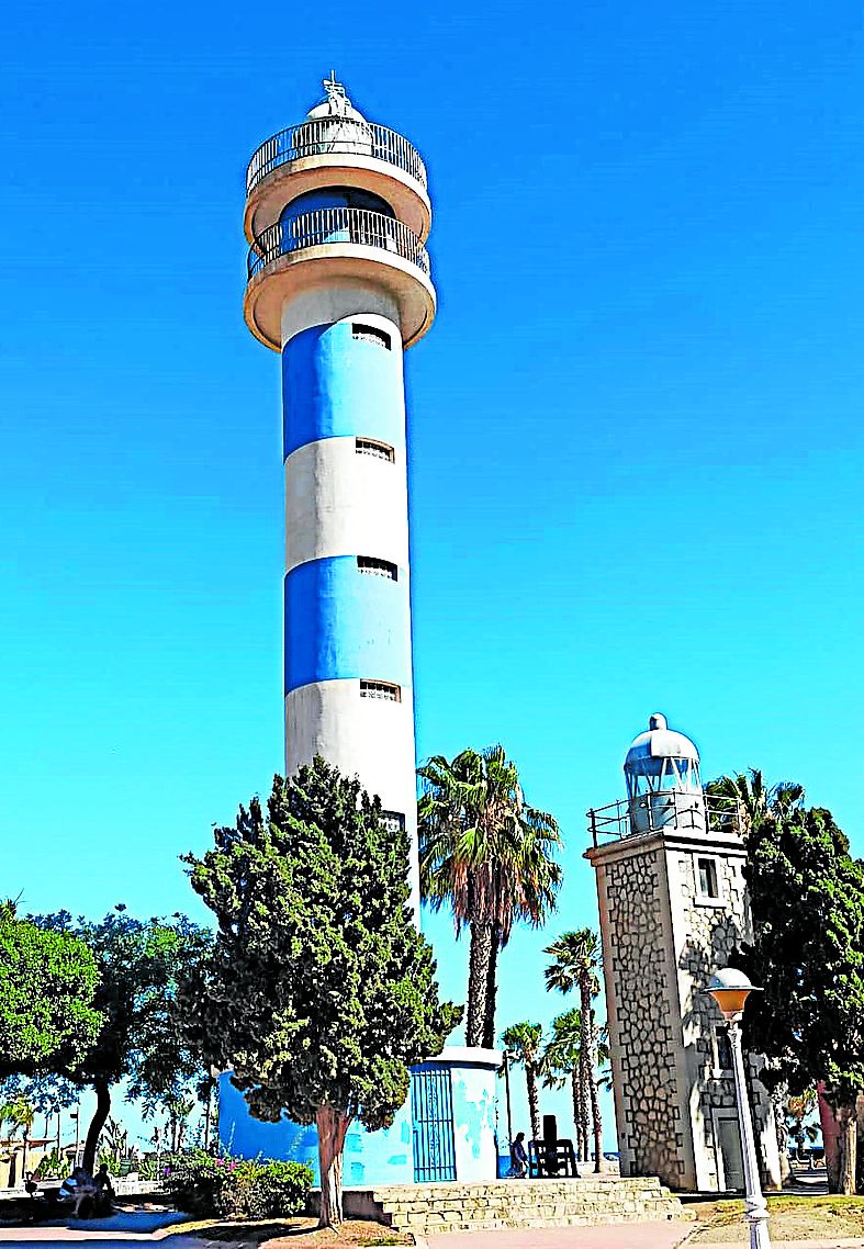 Zwei der drei Leuchttürme von Torre del Mar.