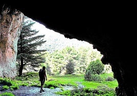 Höhle Cueva del Agua in Naturpark Sierra de las Nieves.
