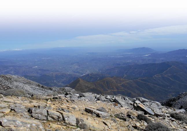 Vom Gepfel aus hat man eine herrliche Aussicht auf die Küste bis hin zum Felsen von Gibraltar.