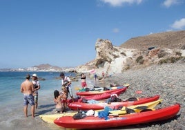 Cabo de Gata, Almería. Kajaktouren ermöglichen auch den Zugang zu Stränden, die sonst schwer zugänglich sind.