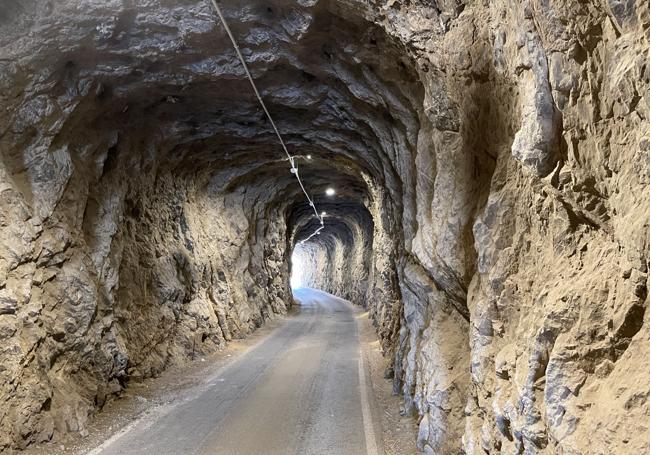 Das Licht im Tunnel wird durch Sensoren gesteuert.