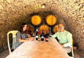 Winzer Martin Klininger mit Lebensgefährtin Araceli Guerrero in der hauseigenen Bodega.