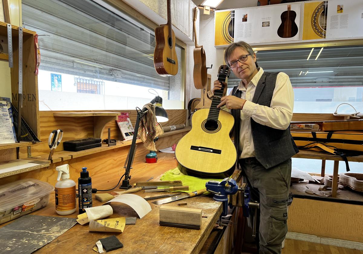 Britischer Gitarrenbauer stellt seine Einzeilstücke seit mehr als 20 Jahren in La Herradura her