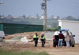 Überreste des betroffenen landwirtschaftlichen Gebäudes, dessen Dach durch den starken Wind gestern in Sevilla eingestürzt ist.