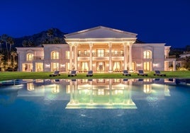 Blick auf den Pool und die Fassade der zu verkaufenden Villa.