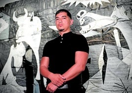 Julio Anaya vor einem der Werke der Ausstellung.