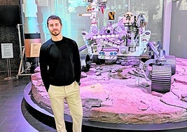 Der Malagueño vor einem zur Monderforschung genutzten Rover, der im JPL ausgestellt ist.