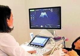 Ultraschalluntersuchung bei schwangerer Frau.