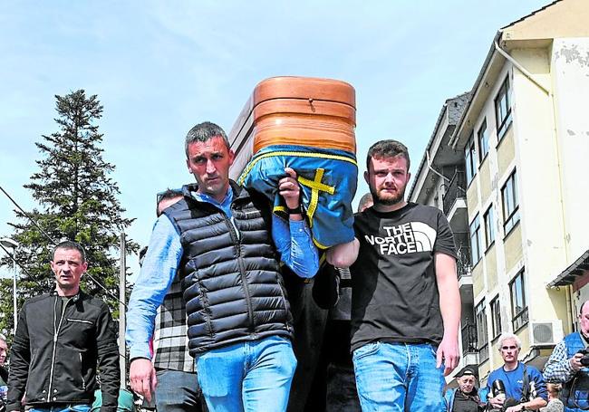 Begräbnis für vier der in Cerredo ums Leben gekommenen Bergleute.
