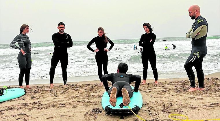 Einweisung in Paddle-Surf am Strand von Fuengirola.