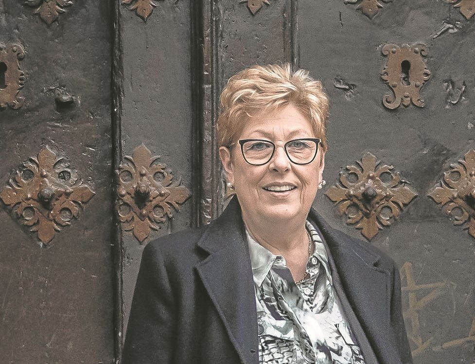 María del Ángel Quintana Hermana Mayor bei der Flagelación-Bruderschaft in Logroño.