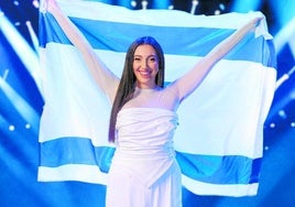 Sängerin Yuval Raphael mit israelischer Flagge am 23. Januar 2025.
