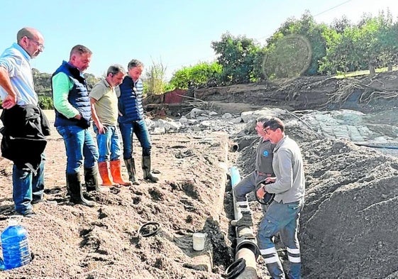 Reparaturen an der durch das Unwetter beschädigten Rohrleitung.