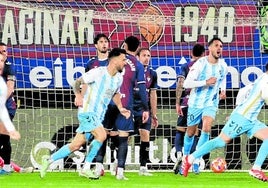 Málagas Innenverteidiger Diego Murillo (r.) erzielte per Kopf den zwischenzeitlichen Ausgleich.