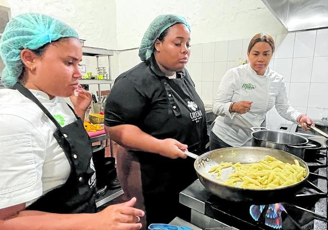 Chefköchin María Marte (r.) bildet vor allem Frauen aus sozial schwächeren Familien aus.