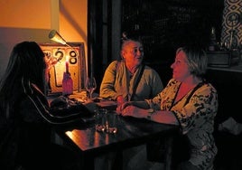 Kerzen und aufladbare Lampen erleben eine Renaissance in Haushalten und Geschäften.