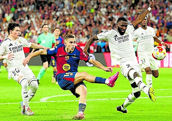 Der deutsche Nationalspieler Rüdiger (r.) klärt im Pokalfinale gegen Barças Fermín López.