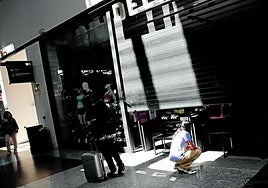 Ein vom Blackout betroffenes Geschäft in einem Einkaufszentrum in Málaga.