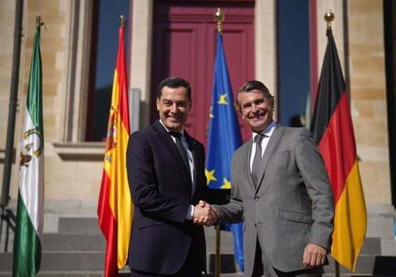 Juanma Moreno (l.) und Eric Beißwenger bei ihrem Treffen in Brüssel.