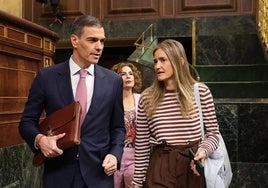 Ministerpräsident Pedro Sánchez und Ministerin Sara Aagesen am Eingang des Kongresses zur Kontrollsitzung.