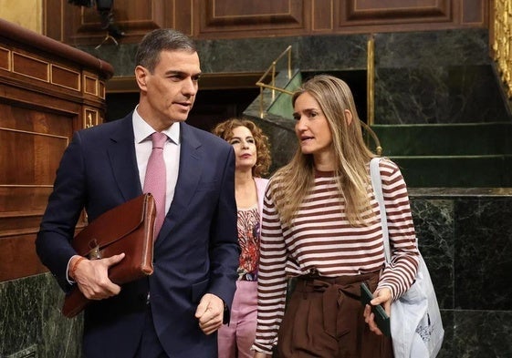 Ministerpräsident Pedro Sánchez und Ministerin Sara Aagesen am Eingang des Kongresses zur Kontrollsitzung.