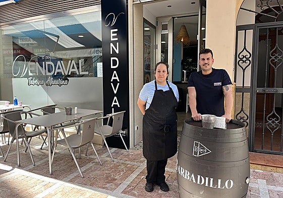 Die Betreiber des Vendaval vor ihrem Restaurant.