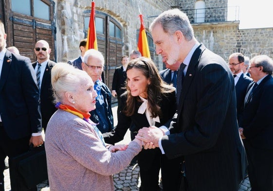 Das Königspaar unterhält sich mit Dolors Pont, der Tochter eines spanischen KZ-Opfers.