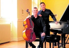 Der Cellist Michael Kevin Jones und der Pianist Henry Wong Doe bilden das Wong Doe & Jones Duo.
