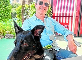 Felipe Sánchez mit dem Hund, der jetzt Tano heißt.