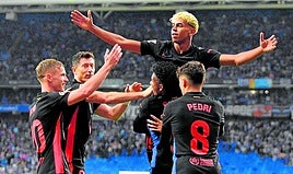 Lamine Yamal feiert mit seinen Mannschaftskollegen das Tor, das das Derby in Barcelona entschieden hat.