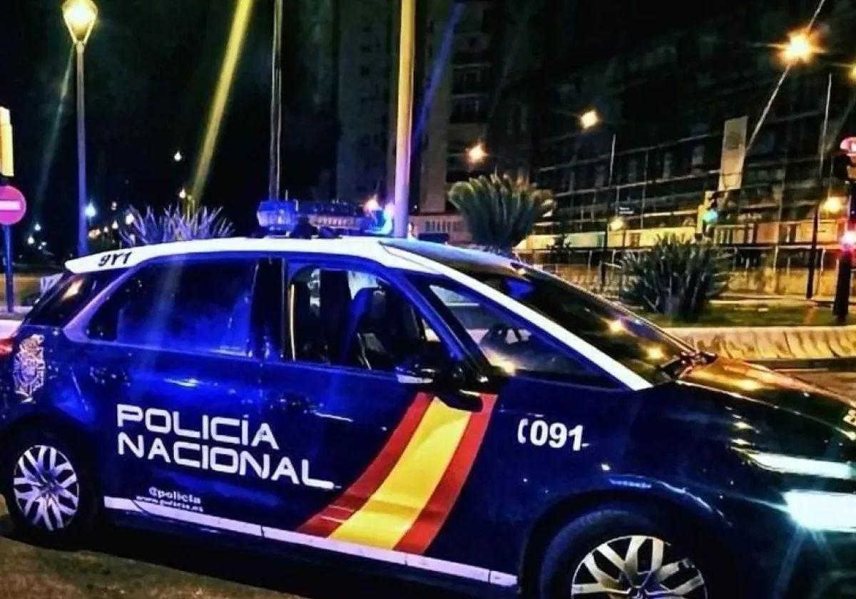 Polizeibeamte helfen bei einer Straßengeburt in den frühen Morgenstunden in Marbella