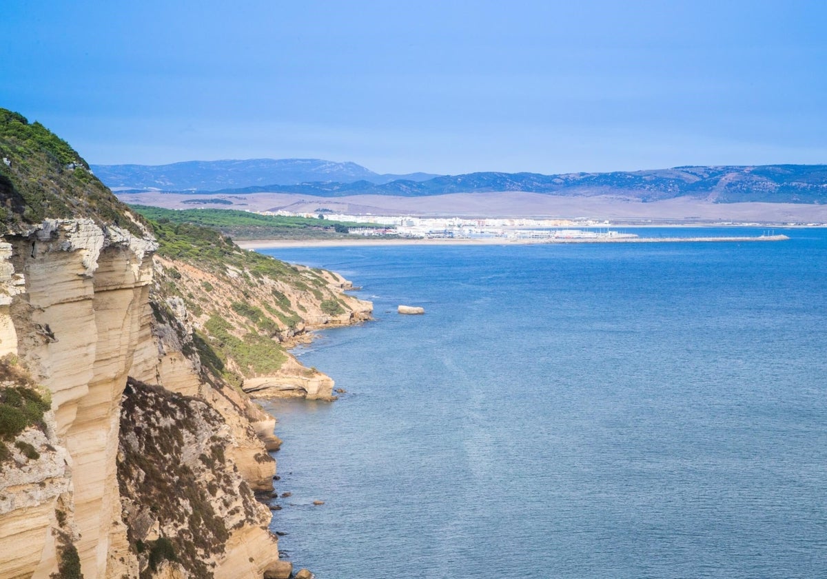Wanderweg in Cádiz zwischen Steilküsten und traumhaften Stränden