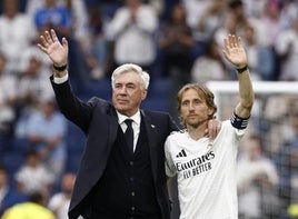 Madrids Trainer Carlo Ancelotti und Luka Modrić am Samstag im StadionSantiago Bernabéu in Madrid.