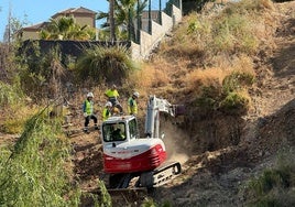 Techniker arbeiten daran, das am Montag geplatzte Rohr zu reparieren.