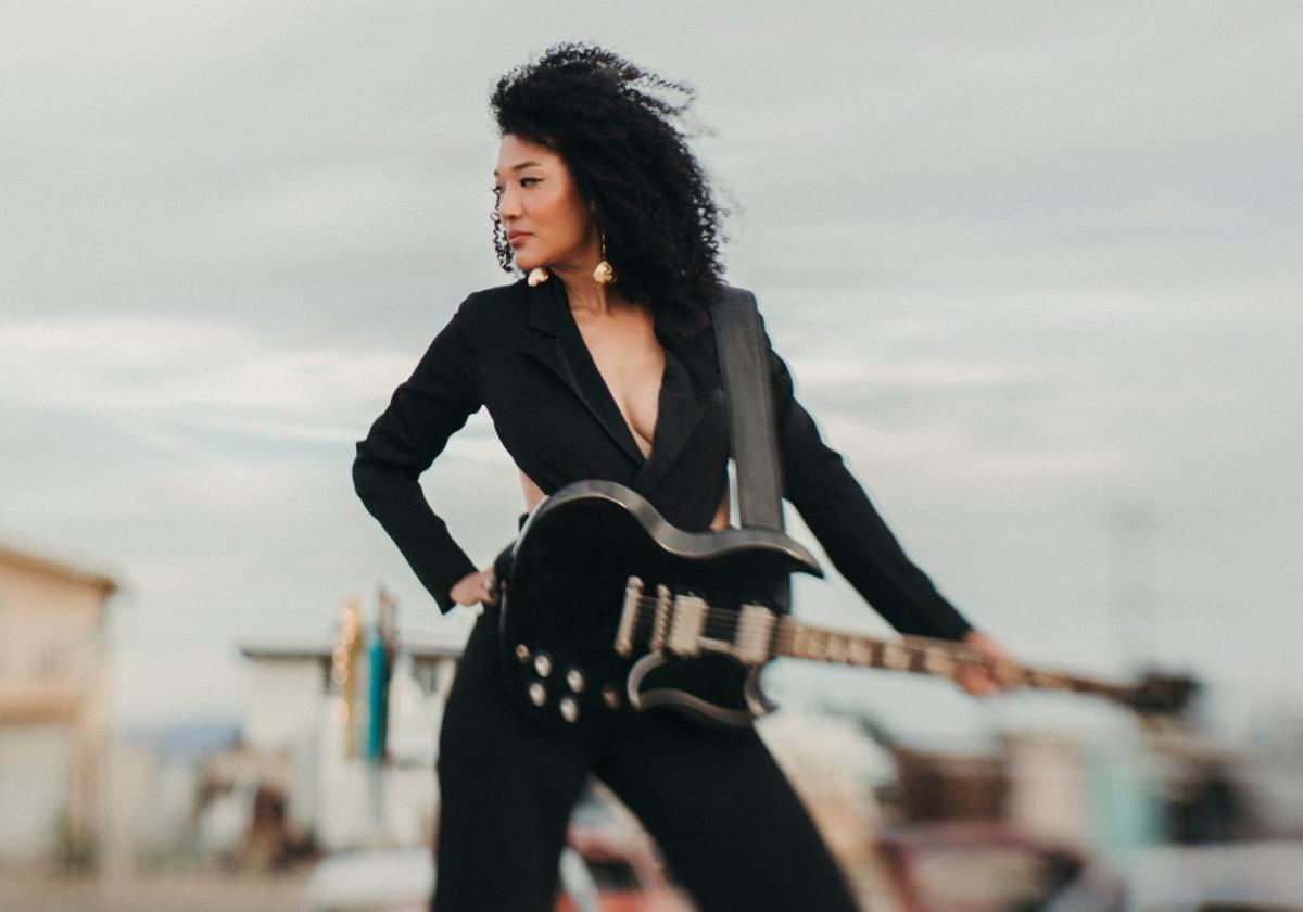 Die herausragende Sängerin und Multiinstrumentalistin Judith Hill bildet den Abschluss des Festivals.