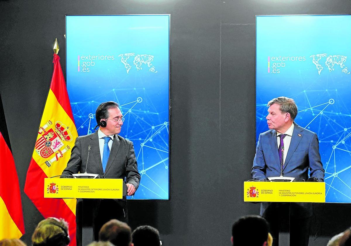 Johann Wadephul (r.) und José Manuel Albares am Montag in Madrid.