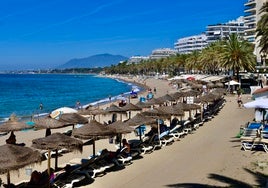 Die Playa de La Venus in Marbella ist einer der begünstigten Strände.