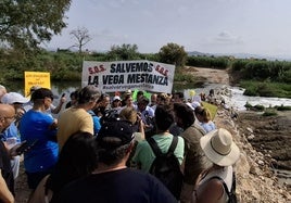 Die Demonstrantion bei der Blockade der neuen provisorischen Überfahrt über den Río Guadalhorce