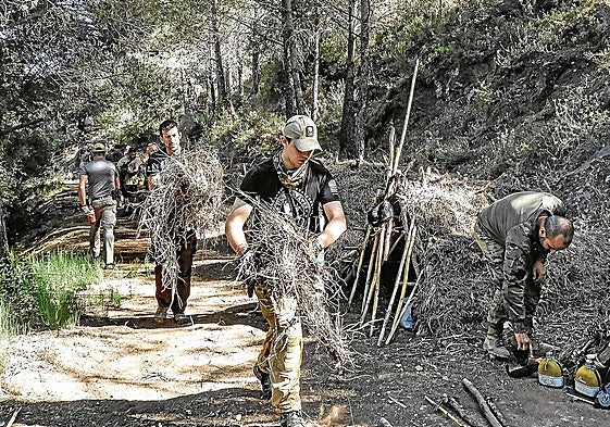 Schüler des Zentrums in Ojén bauen einen Unterschlupf.