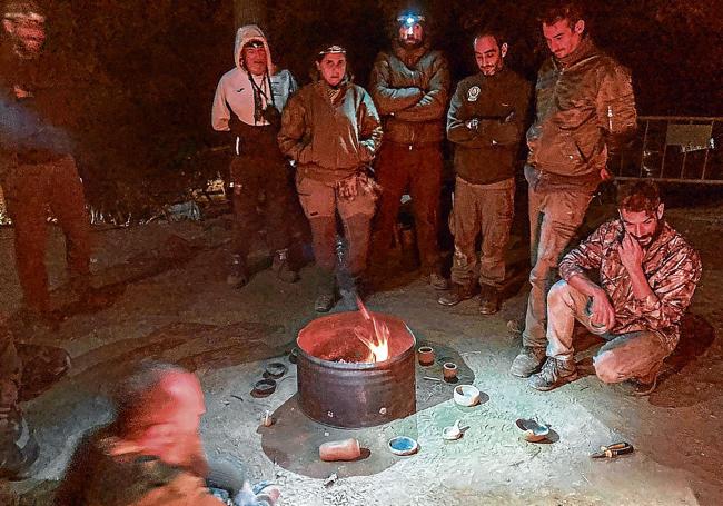 Die Teilnehmer eines Survival-Kurses lernen, wie man Feuer macht