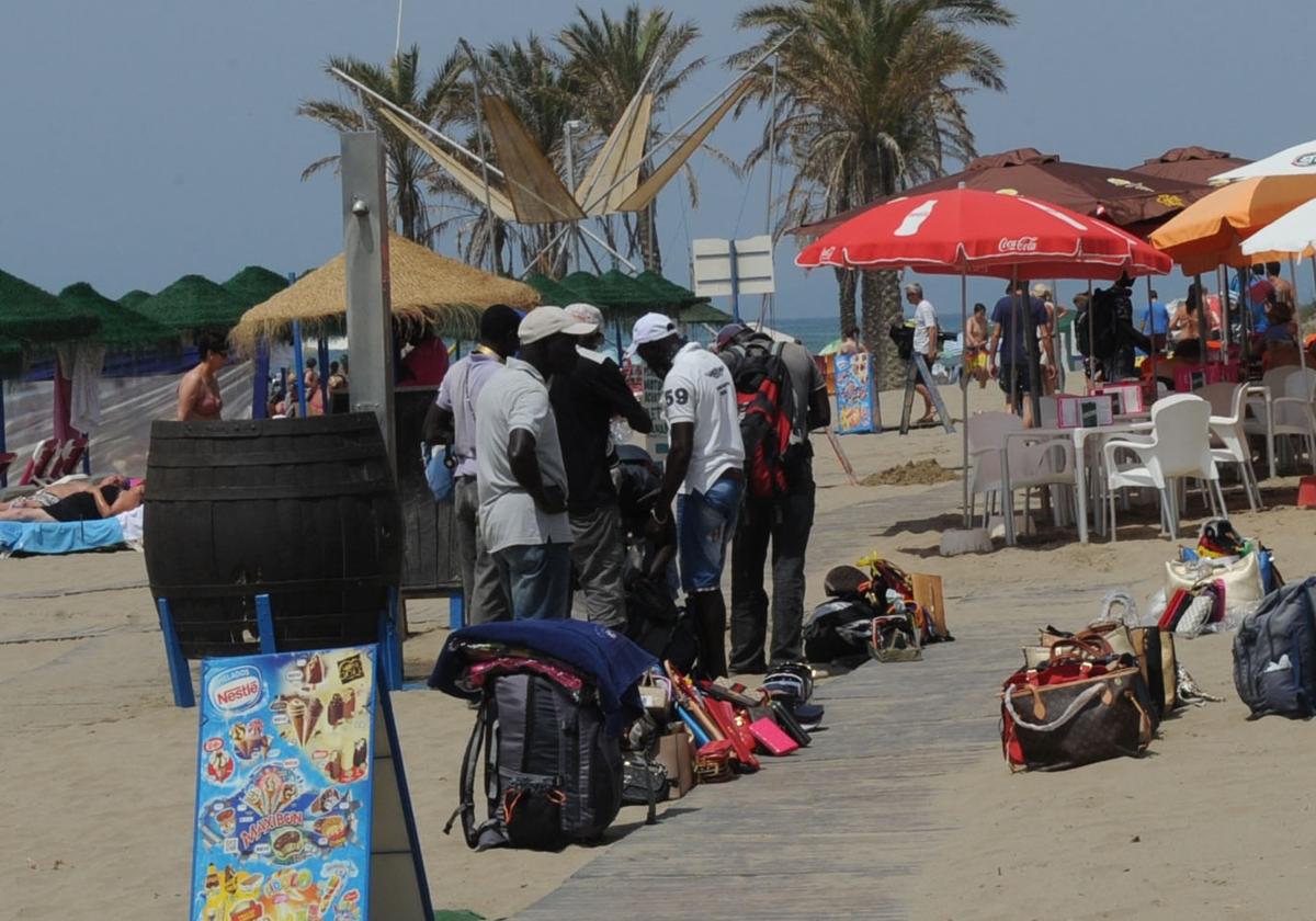 Marbella beschlagnahmt 12.300 gefälschte Waren von Straßenhändlern